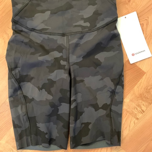 NWT Lululemon Base Pace High Rise 8” Short in Camo Deep Coal Multi. Size 4 - Picture 4 of 8